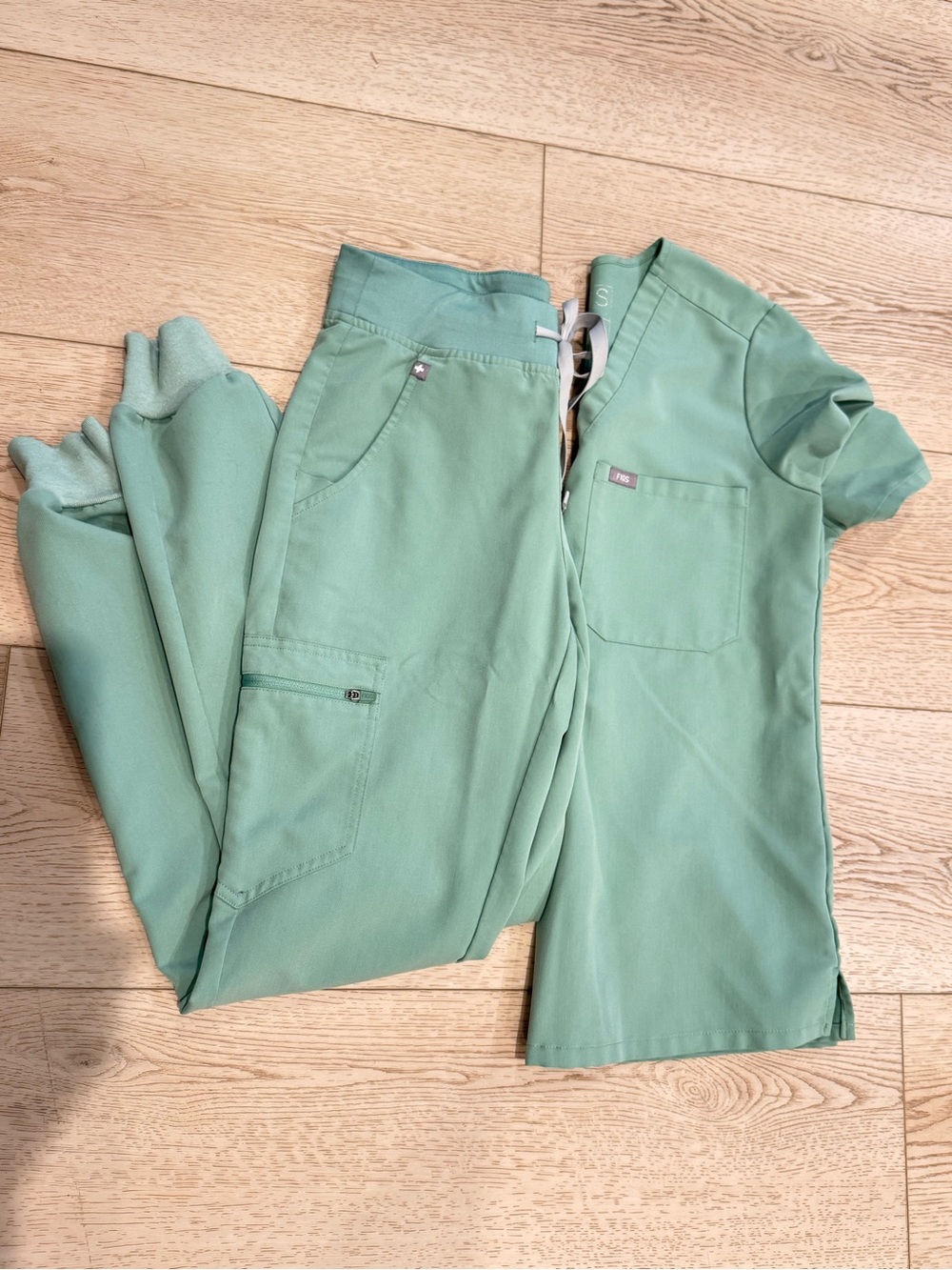 Woman’s figs Scrub  Pants XS tall in Mint Green top XXS